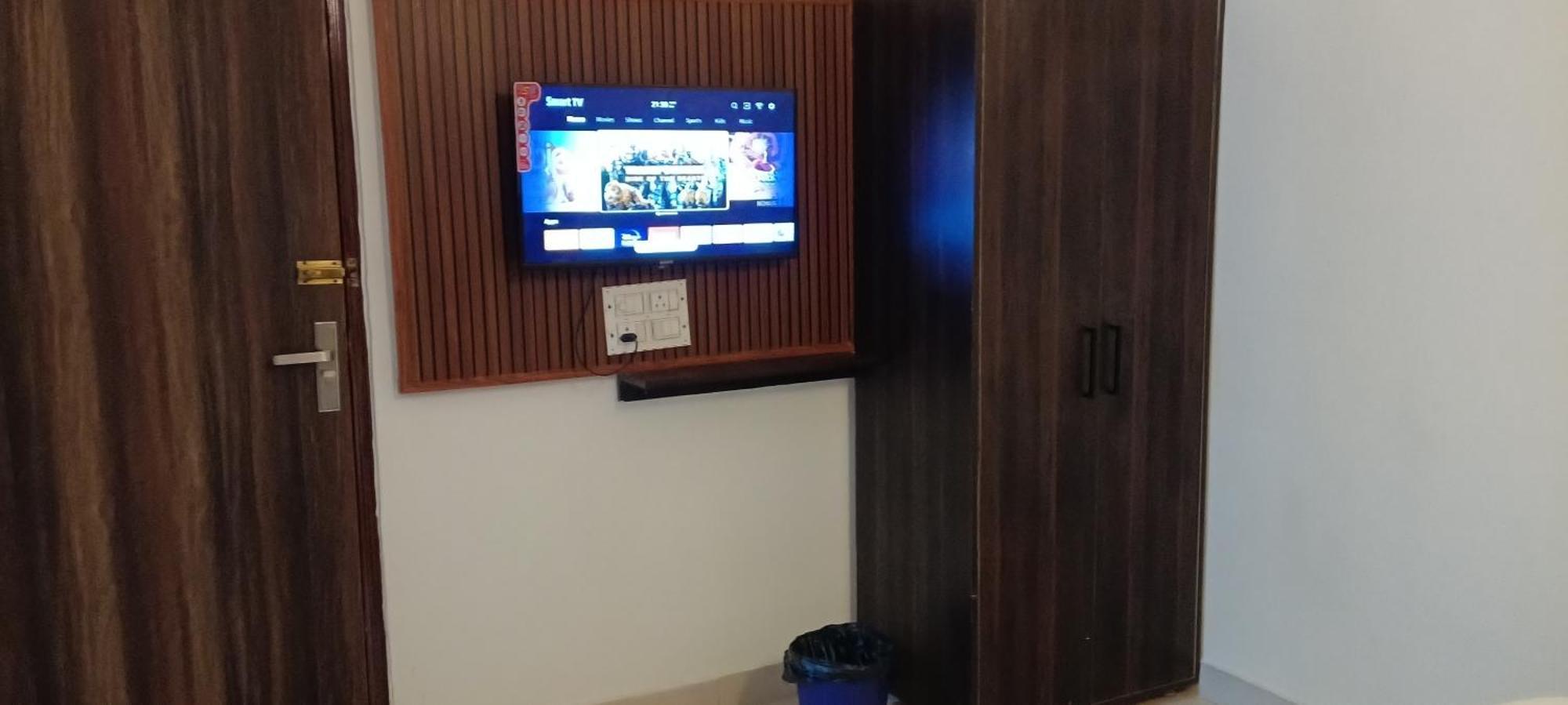 Hotel Blue Heaven Oyotownhouse Ghaziabad Esterno foto