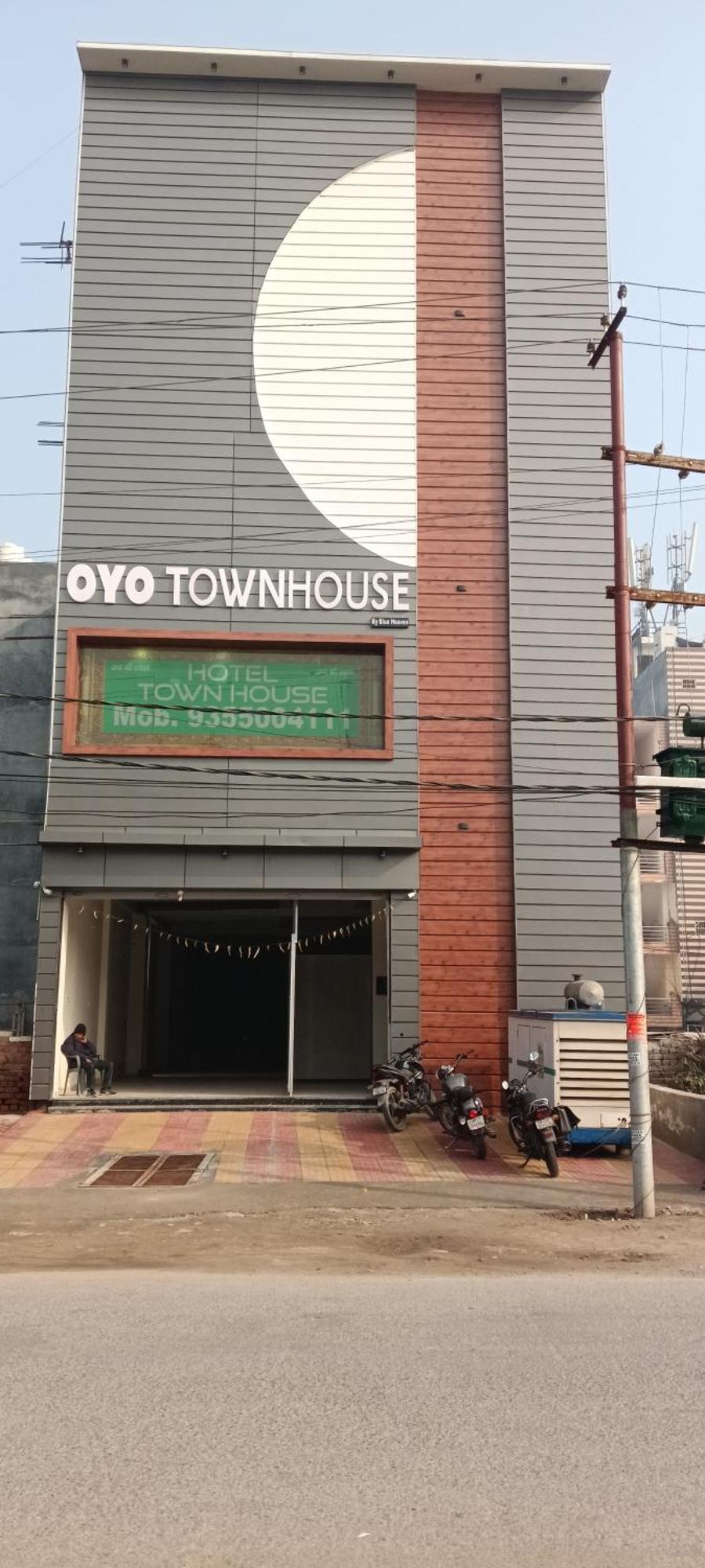 Hotel Blue Heaven Oyotownhouse Ghaziabad Esterno foto