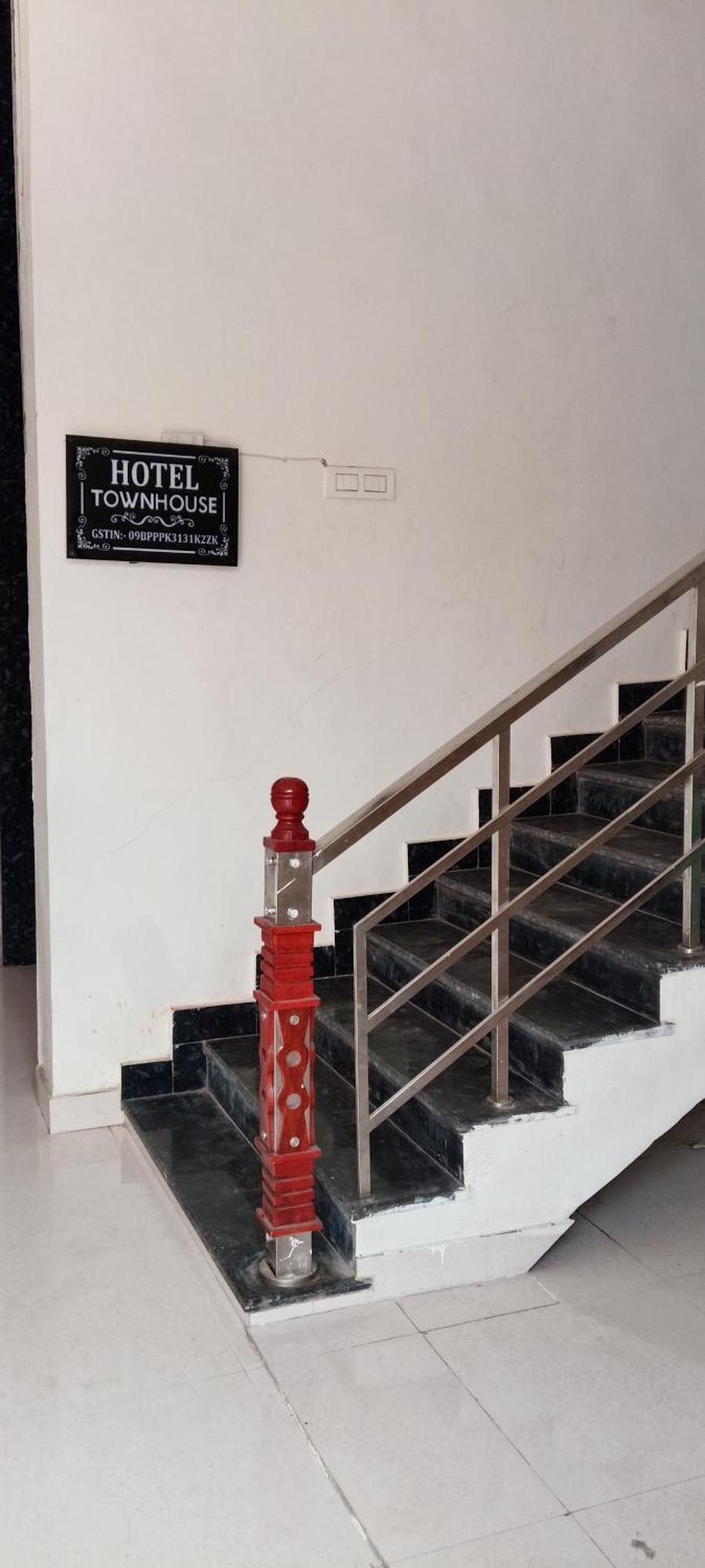 Hotel Blue Heaven Oyotownhouse Ghaziabad Esterno foto
